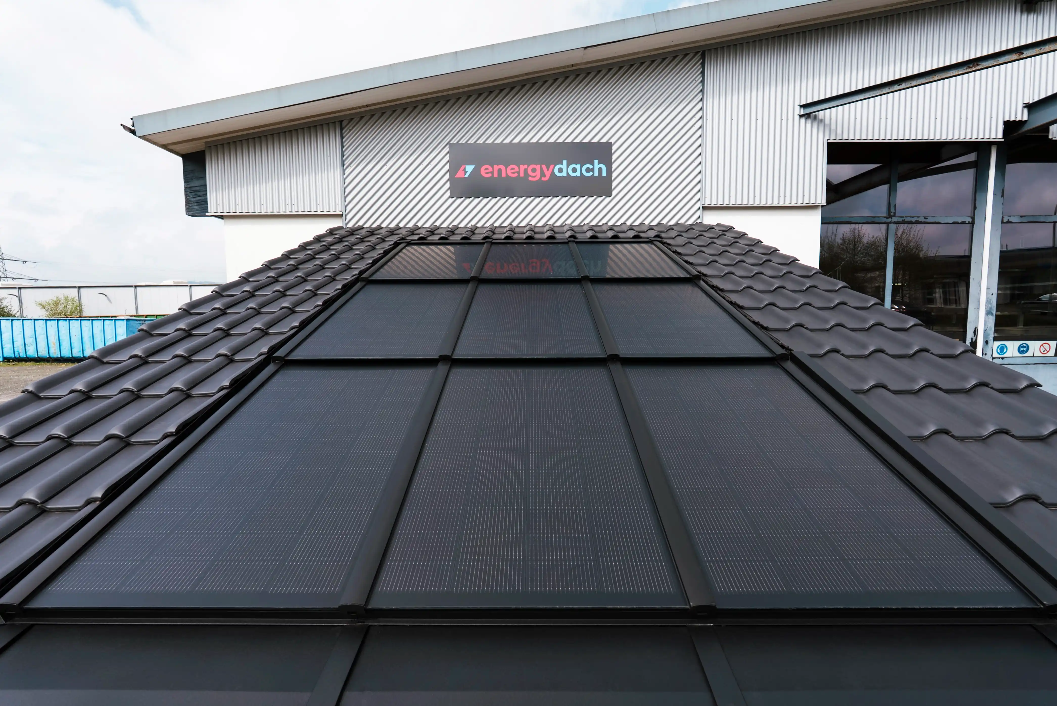 Dach mit PV-Anlage