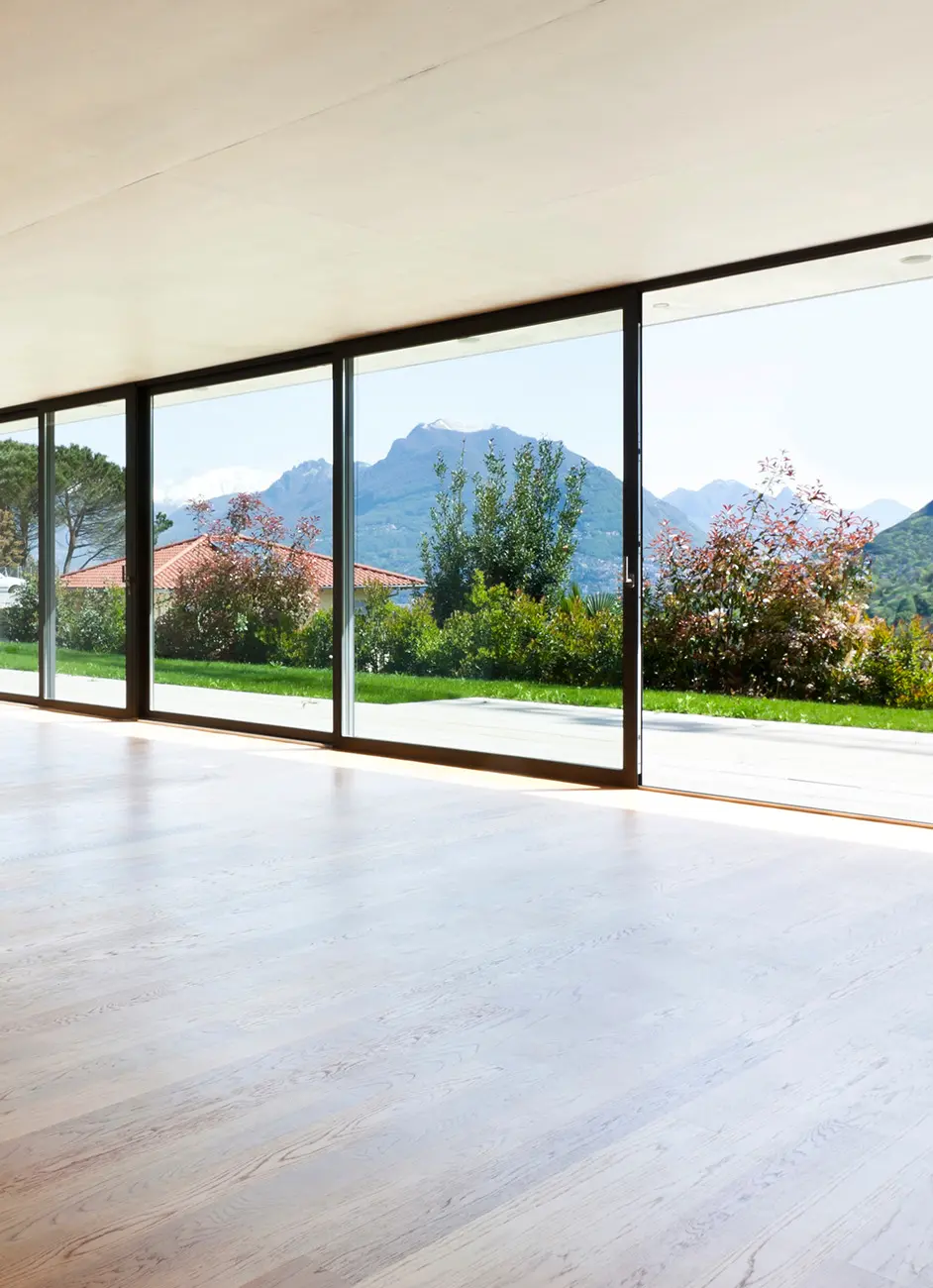 Fenster zur Terasse mit Gartenblick