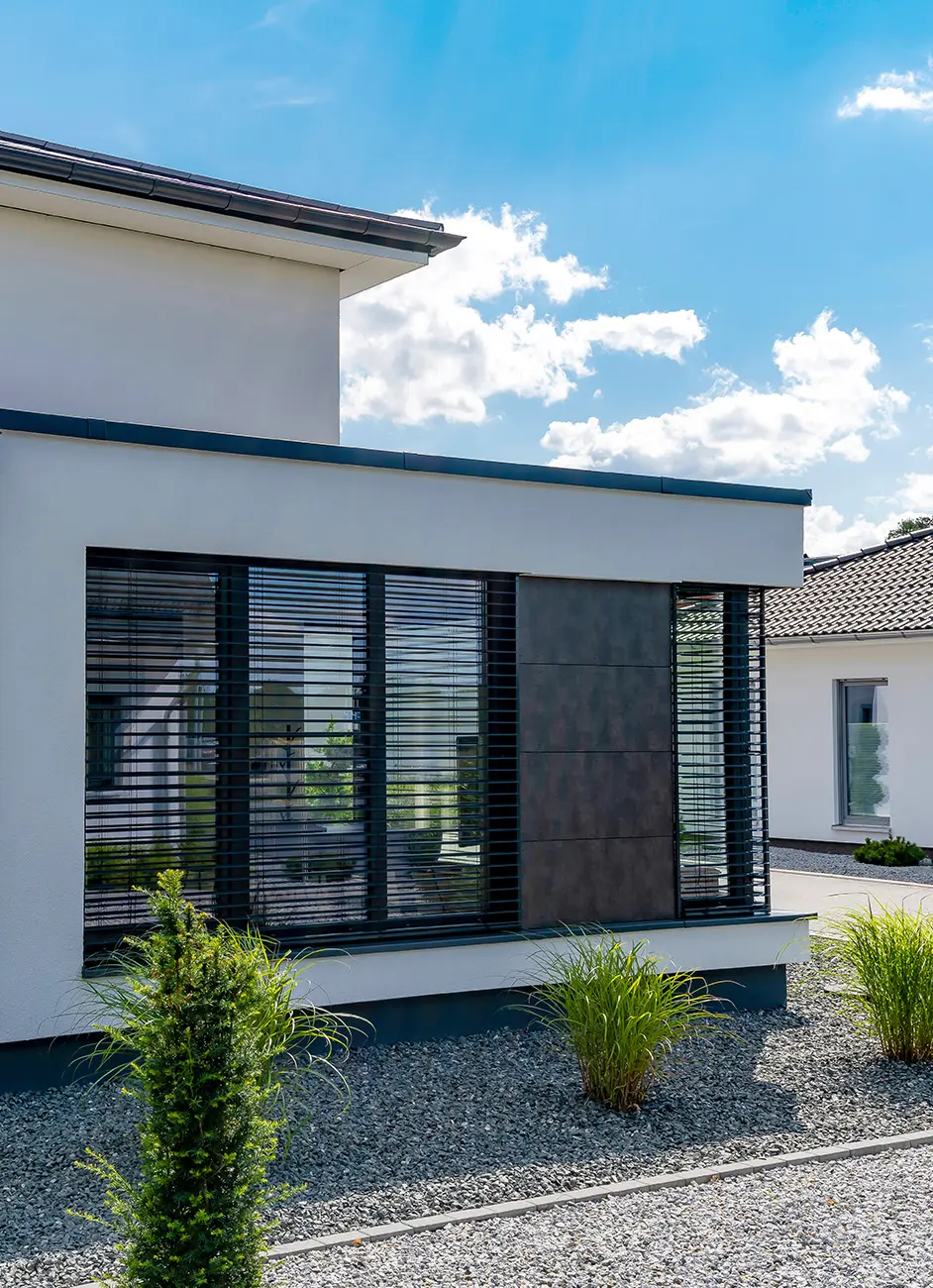 Jalousien von einem Haus aus der Draußen Perspektive